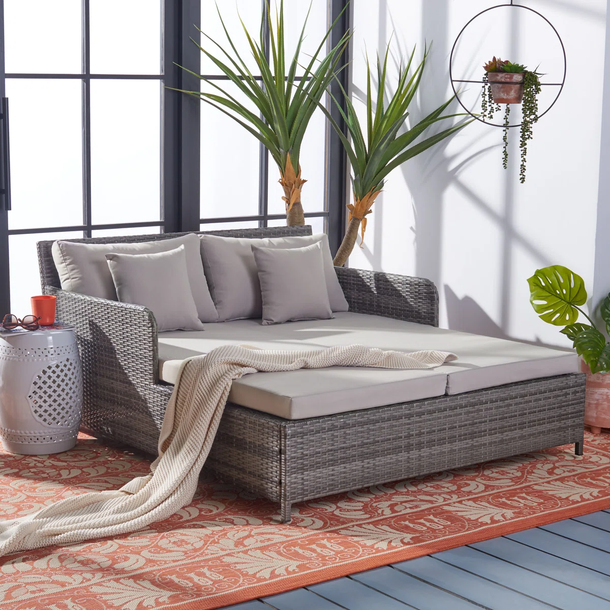 Kursi Daybed Rotan Elegan dengan Desain Minimalis