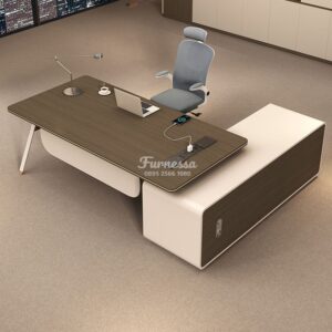 Pengen workspace yang bukan cuma nyaman tapi juga keren dilihat? Meja kantor modern L-shape ini jawabannya. Dengan desain minimalis elegan, kombinasi warna kayu gelap dan putih clean, meja ini bikin suasana kerja lebih profesional tapi tetap estetik. Cocok banget buat ruang kantor modern, co-working space, atau bahkan di rumah buat kamu yang kerja hybrid/WFH. Meja ini punya top table luas buat laptop, dokumen, atau dekor kecil biar mood kerja makin oke. Bagian L-side bisa dipakai untuk storage atau display buku biar rapi. Ditambah detail desainnya yang sleek, bikin meja ini kelihatan mahal banget. Kamu jadi makin percaya diri kalau ada tamu, klien, atau bahkan sekadar zoom meeting. Material premium bikin meja ini awet dan kokoh. Nggak cuma kuat, finishing halusnya juga bikin kesan mewah. Dengan tambahan port listrik built-in, kamu bisa charge laptop dan HP tanpa ribet. Jadi, ini bukan sekadar meja kerja—tapi investasi buat produktivitas dan gaya hidup modern kamu.