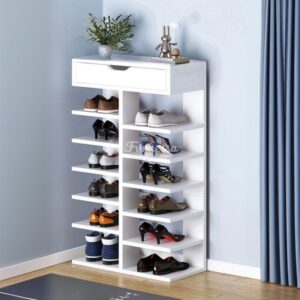 Rak sepatu kayu putih dengan sepuluh susun dan laci serbaguna di ruang minimalis bergaya Scandinavian.