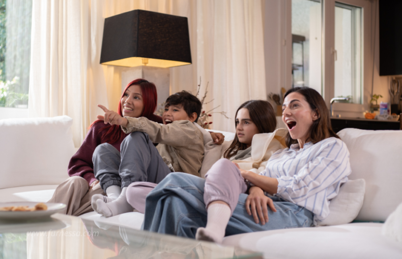 Keluarga meonton TV furnessa furniture