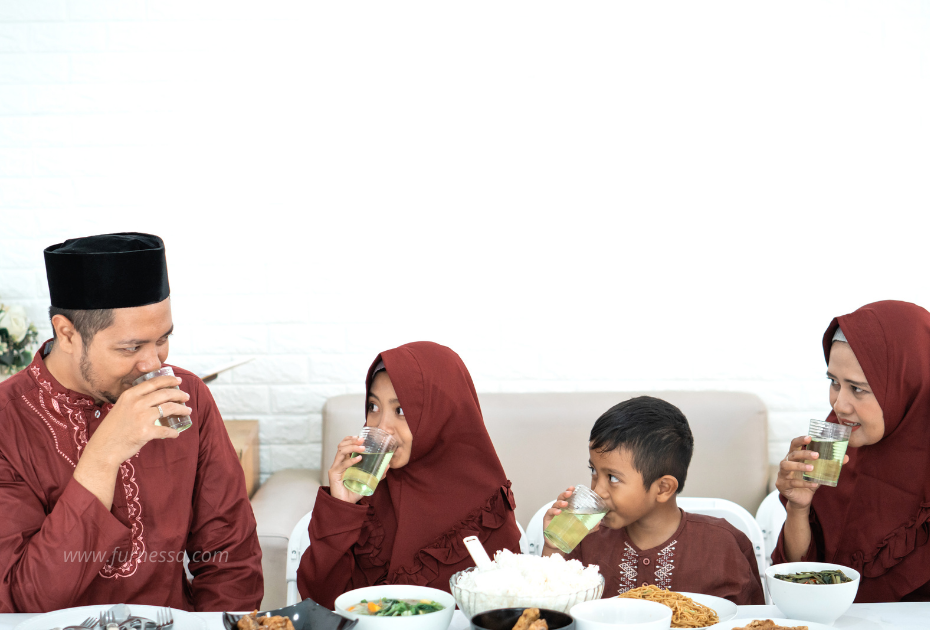 Keluarga islami Berbuka Puasa