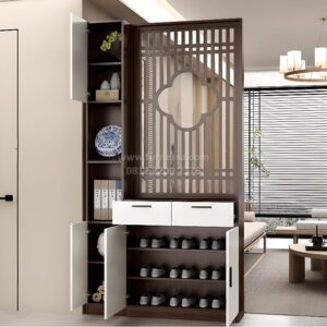 Ciptakan impresi pertama yang tak terlupakan dengan Partisi Kabinet Foyer Zen dari FURNESSA. Produk ini adalah perpaduan sempurna antara fungsionalitas modern dan estetika oriental yang tenang. Menggunakan kombinasi warna Warm White pada pintu kabinet dan Dark Wood grain pada bodi, memberikan kesan hunian yang bersih namun tetap mewah. Bagian atas dirancang dengan panel kisi-kisi berlubang dekoratif yang memungkinkan cahaya tetap mengalir antar ruangan, sehingga rumah tidak terasa pengap. Di bagian bawah dan samping, tersedia berbagai kompartemen mulai dari laci untuk kunci, rak terbuka untuk buku/vas, hingga lemari tertutup dengan rak khusus sepatu. Finishing kustom dari FURNESSA memastikan setiap permukaan tahan terhadap gesekan dan mudah dibersihkan, menjadikannya investasi jangka panjang untuk kenyamanan rumah Anda.