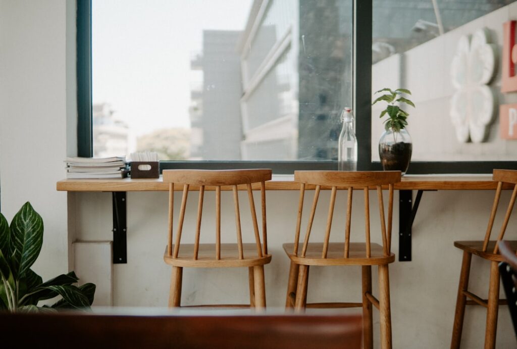 inspirasi desain interior cafe dengan furniture kayu