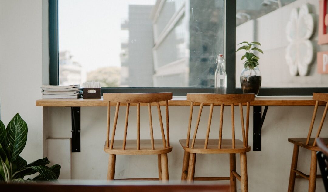 inspirasi desain interior cafe dengan furniture kayu