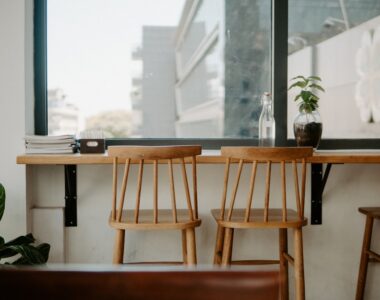 inspirasi desain interior cafe dengan furniture kayu