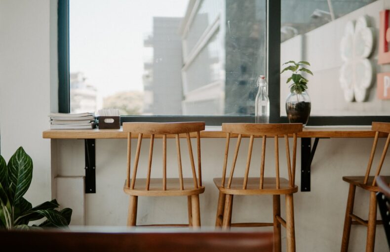 inspirasi desain interior cafe dengan furniture kayu