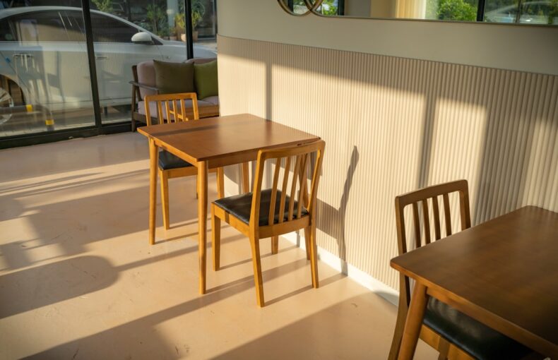 perbandingan jenis meja dan kursi untuk cafe