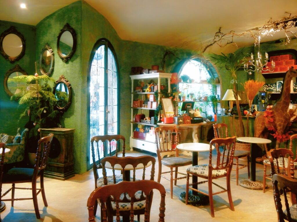 rekomendasi warna furniture untuk interior cafe vintage