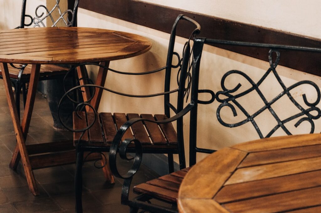 cara menata furniture cafe agar terlihat luas