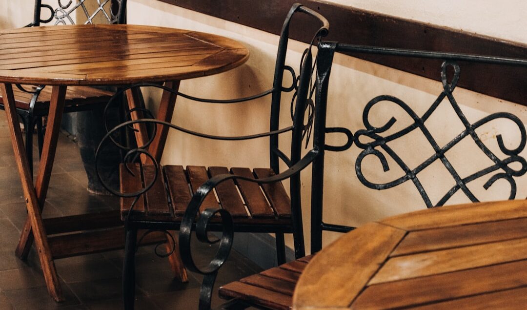 cara menata furniture cafe agar terlihat luas