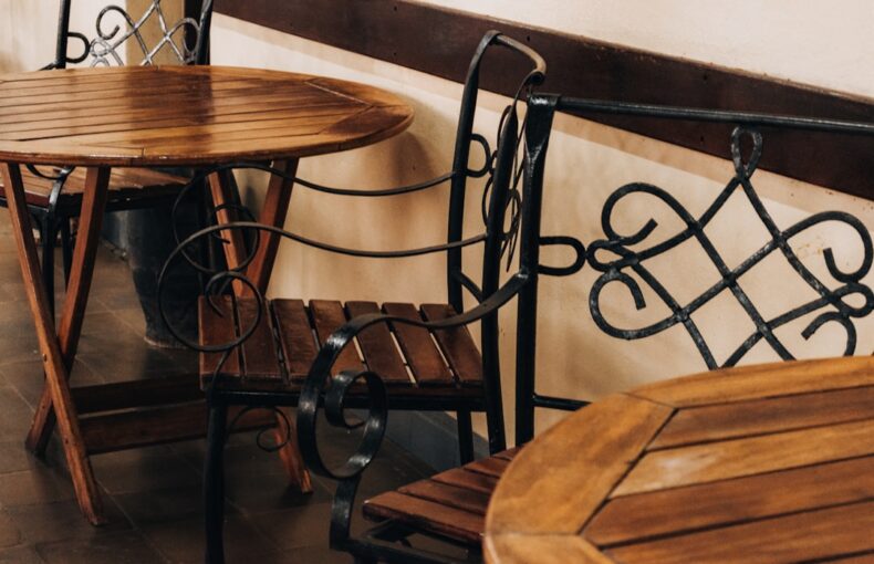 cara menata furniture cafe agar terlihat luas