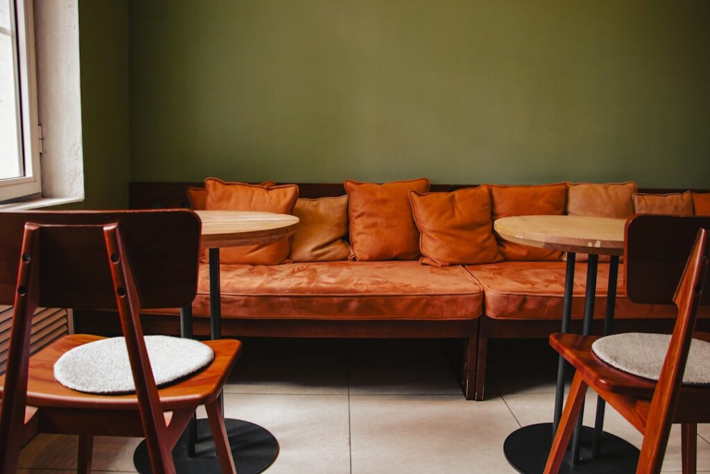 tips memilih sofa untuk interior cafe yang nyaman