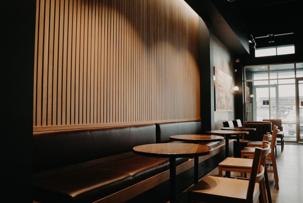 trik menyesuaikan furniture cafe dengan tema