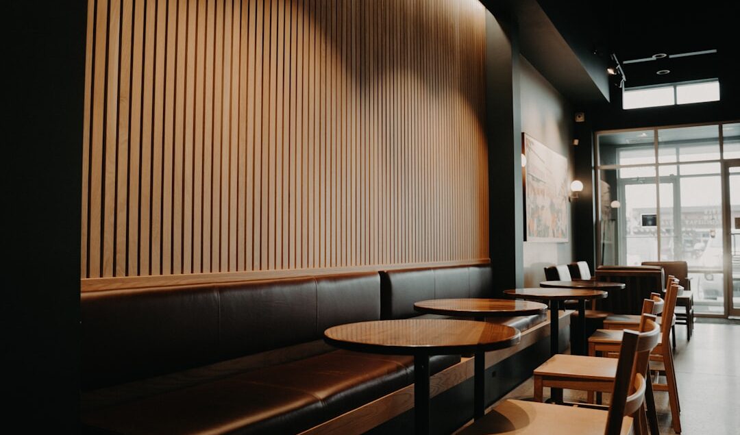 trik menyesuaikan furniture cafe dengan tema