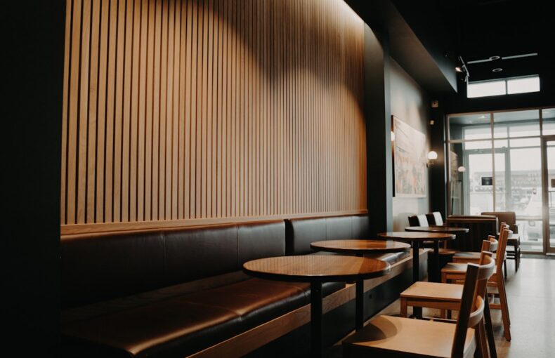 trik menyesuaikan furniture cafe dengan tema