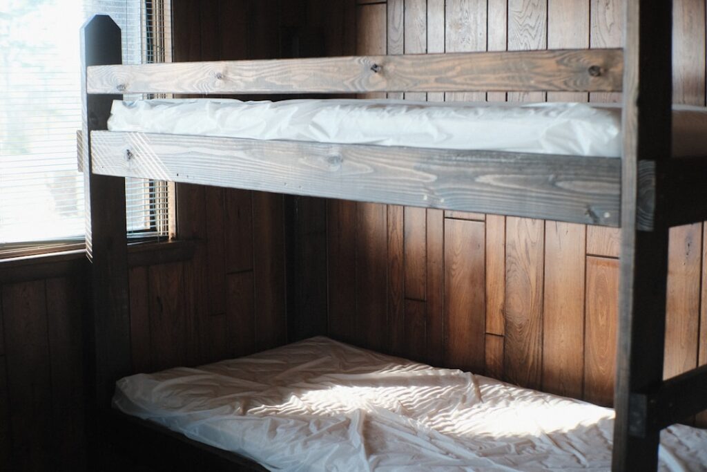 perbandingan kelebihan bunk beds kustom dan biasa