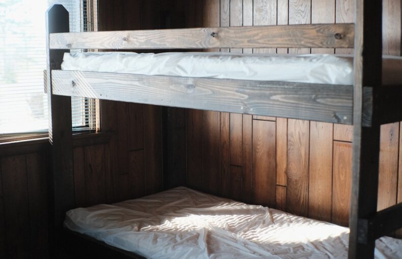 perbandingan kelebihan bunk beds kustom dan biasa