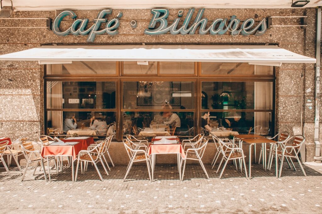perbandingan harga furniture cafe di berbagai toko
