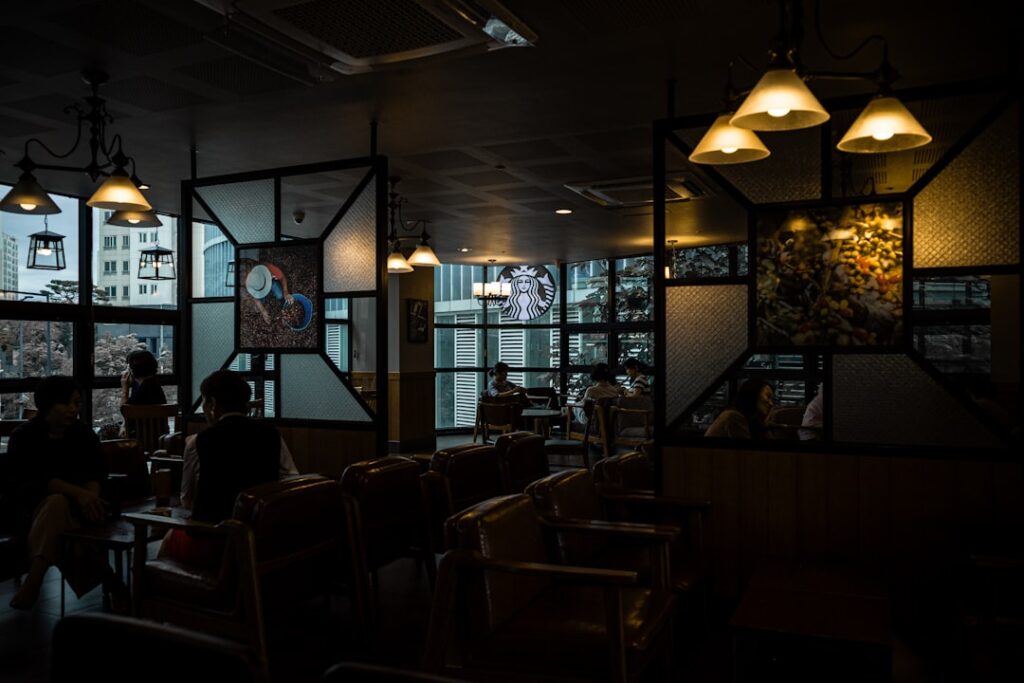 cara menata furniture cafe agar terlihat luas