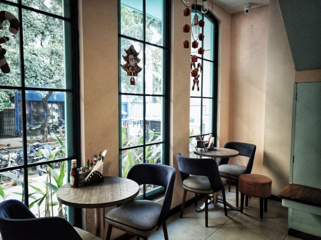 trik menyesuaikan furniture cafe dengan tema