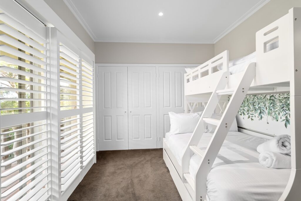 perbandingan kelebihan bunk beds kustom dan biasa