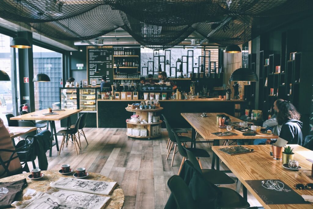 inspirasi desain interior cafe dengan furniture kayu