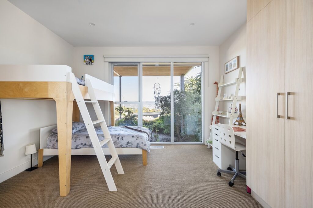 perbandingan kelebihan bunk beds kustom dan biasa