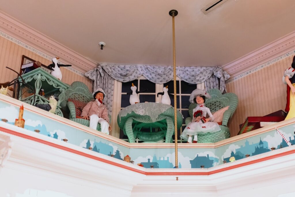 custom bunk beds dengan tema karakter favorit anak