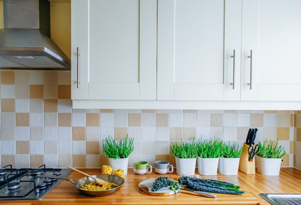 perbandingan harga kitchen set custom dan prefab di BSD