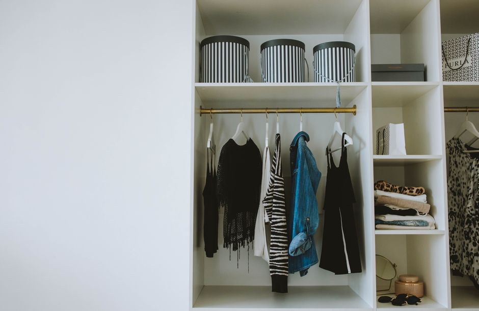 tips memilih lemari pakaian minimalis untuk kamar sempit