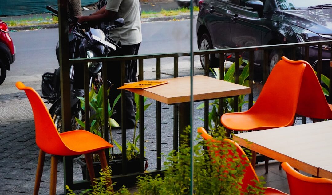 perbandingan jenis meja dan kursi untuk cafe