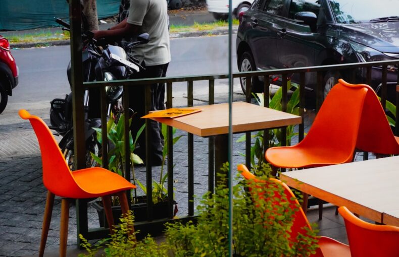 perbandingan jenis meja dan kursi untuk cafe