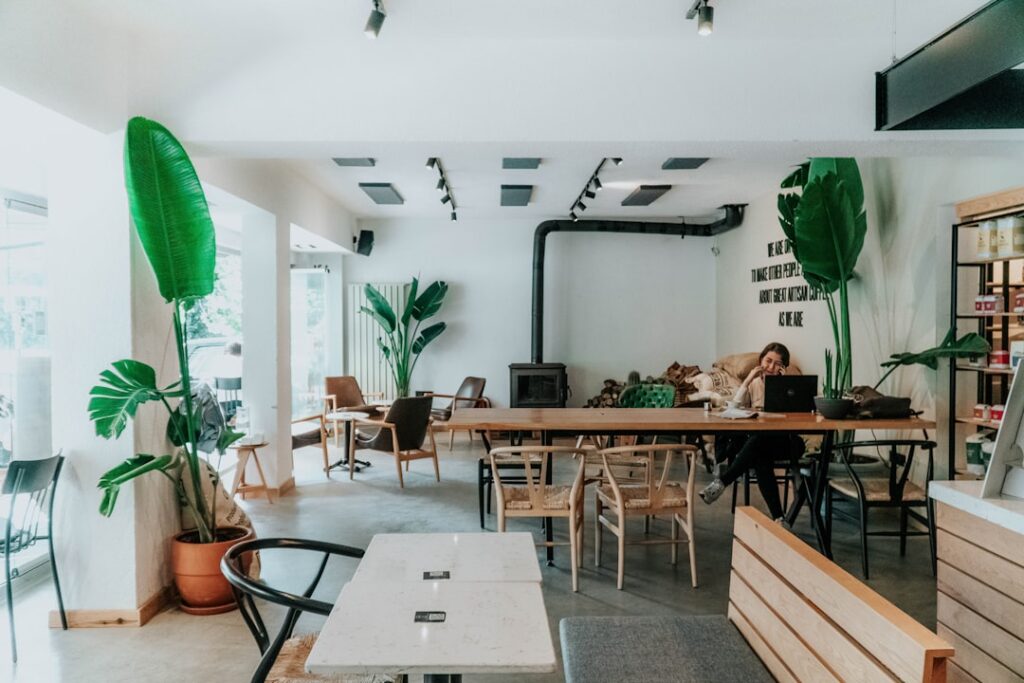 perbandingan jenis meja dan kursi untuk cafe