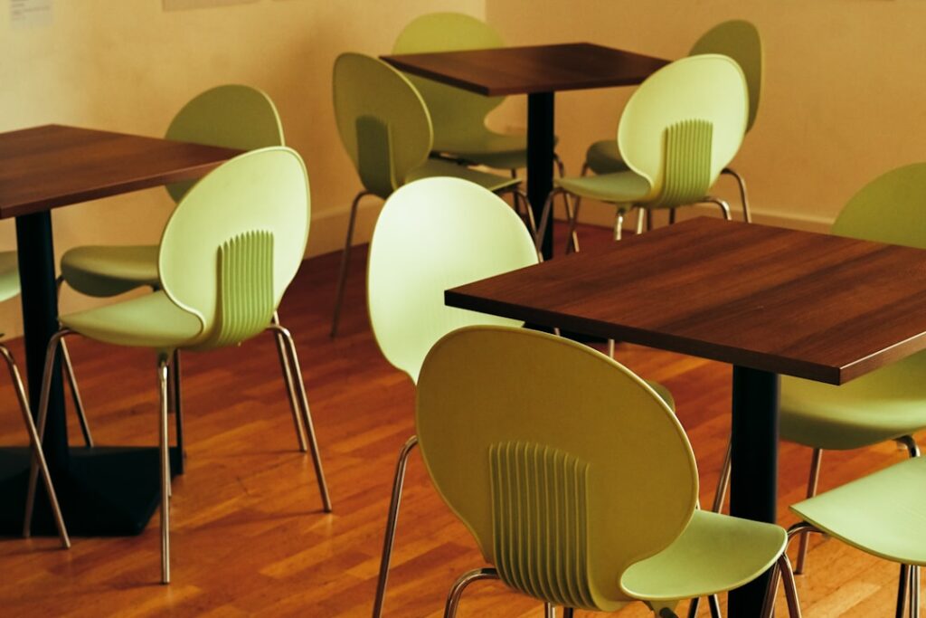 ide furniture multifungsi untuk cafe yang efisien