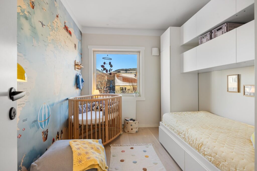 custom bunk beds dengan tema karakter favorit anak
