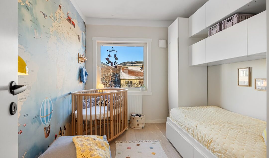 custom bunk beds dengan tema karakter favorit anak