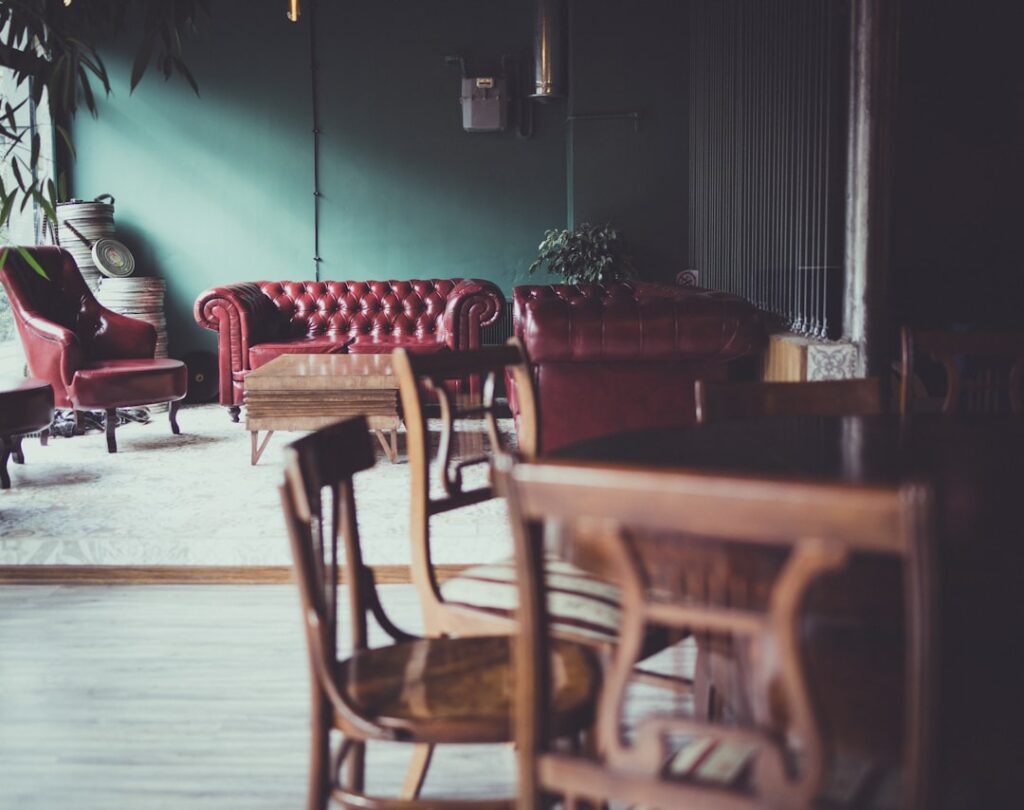 rekomendasi warna furniture untuk interior cafe vintage