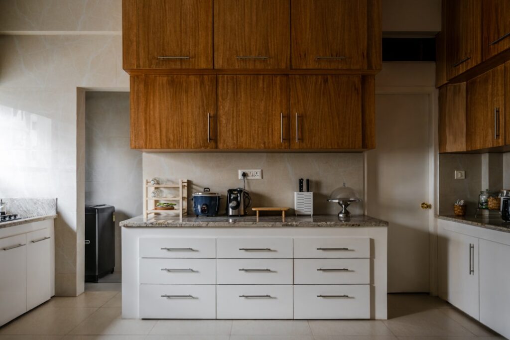kitchen set kayu vs kitchen set Plywood HPL di Tangerang Selatan