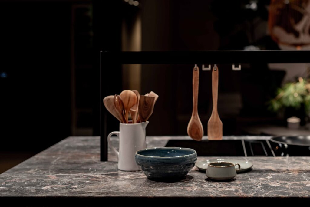Multiplek vs Blockboard: Mana yang Lebih Baik untuk Kitchen Set?
