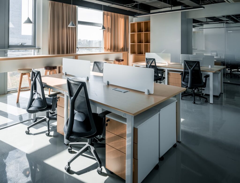 perbandingan harga furniture kantor online dan offline