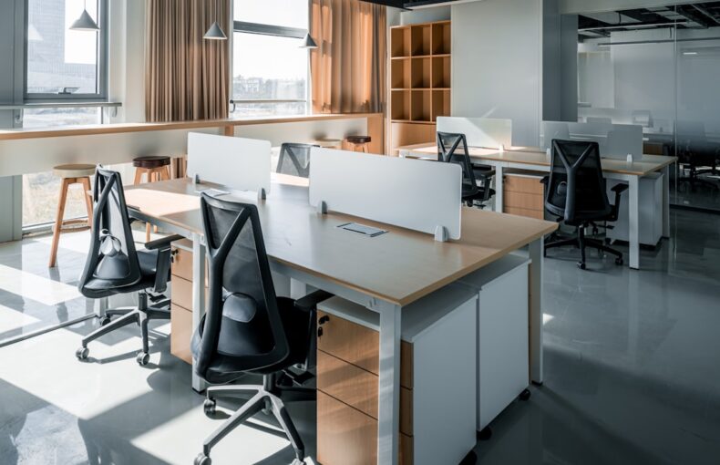 perbandingan harga furniture kantor online dan offline