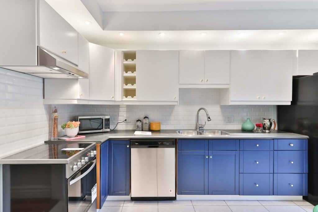 Plywood vs PVC Board untuk Kitchen Set: Mana yang Lebih Sesuai?