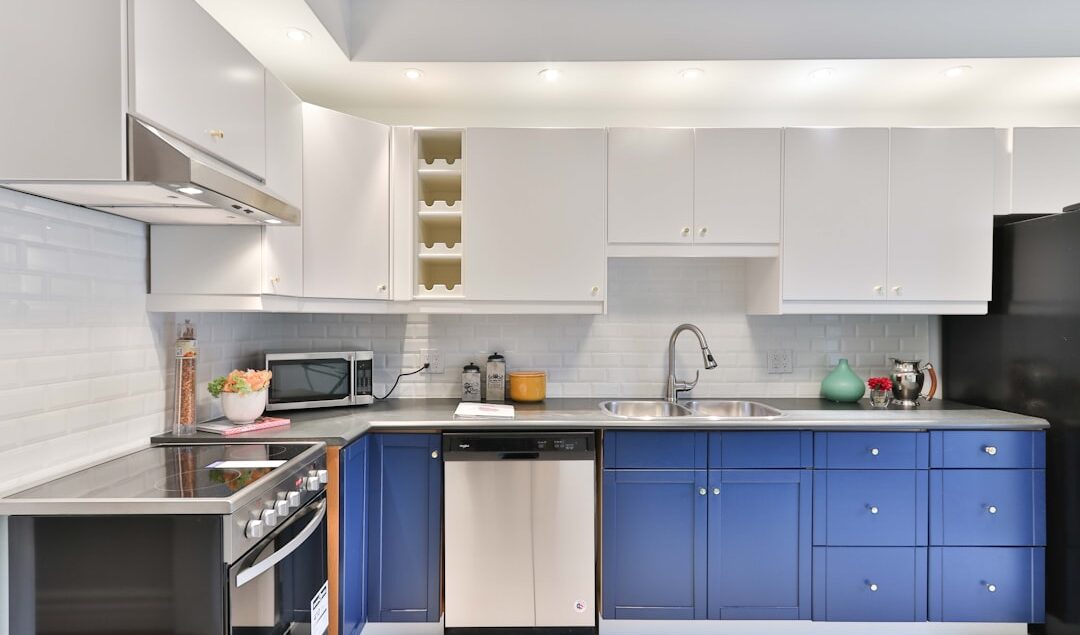 Plywood vs PVC Board untuk Kitchen Set: Mana yang Lebih Sesuai?