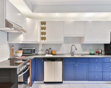 Plywood vs PVC Board untuk Kitchen Set: Mana yang Lebih Sesuai?