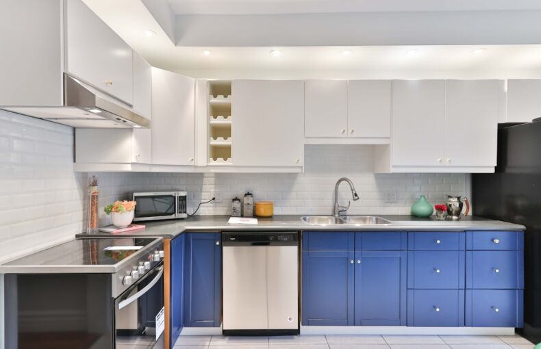 Plywood vs PVC Board untuk Kitchen Set: Mana yang Lebih Sesuai?